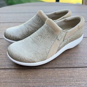 Alegria Duette Slip-On Shoes Aged Sand Floral Embossed Rocker Sole Size 38 / 8